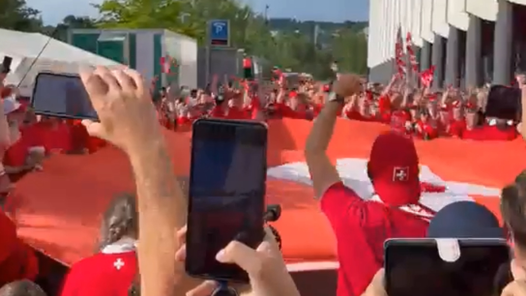 Die Nati-Fans feiern den Finaleinzug vor dem Stadion