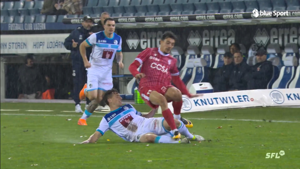 Bouchlarhem sieht wenige Minuten nach seiner Einwechslung Rot