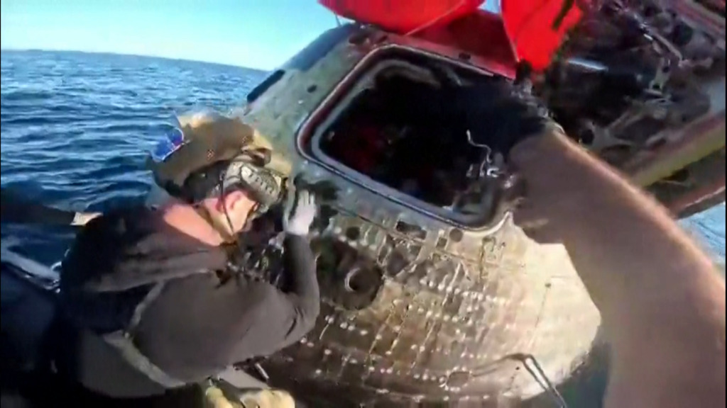 «Welcome home» – Neue Aufnahmen zeigen: So wird die Artemis-II-Crew aus der Orion-Kapsel geborgen