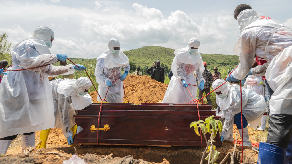 Schutzanzüge, Chlor und Angst vor Ansteckung – Mitten im Ebola-Ausbruch begraben Spezialteams die Toten im Kongo
