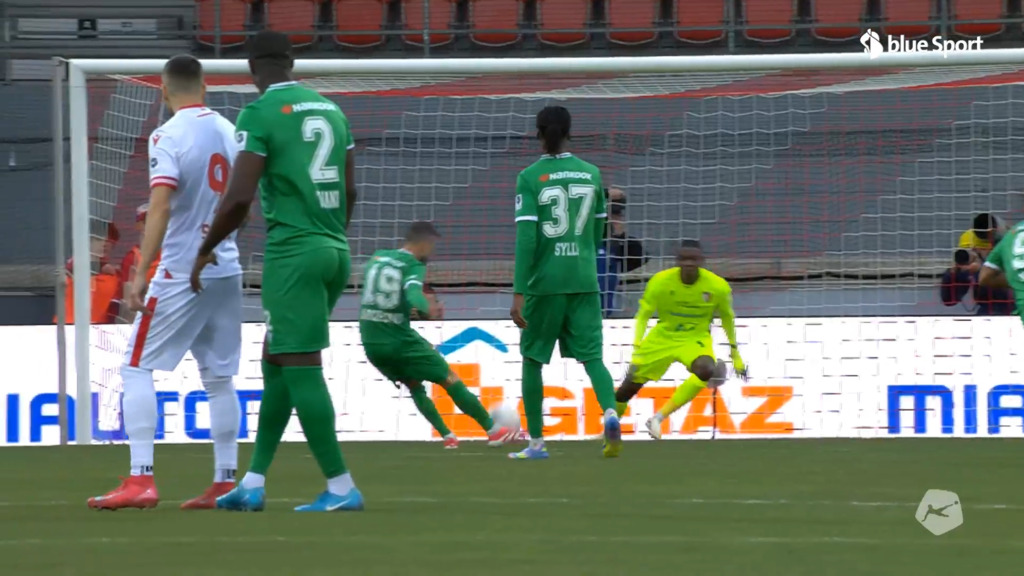 31. Minute: Marchesano verschiesst Penalty und verpasst das 2:0 für Yverdon