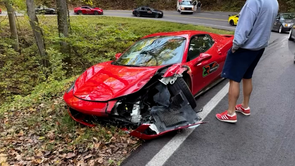 Totalschaden nach einer Kurve: Ferrari rammt Lastwagen auf legendärer Strasse