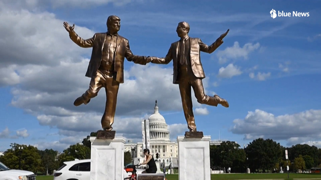 USA : une statue de Trump et Epstein réinstallée près du Capitole
