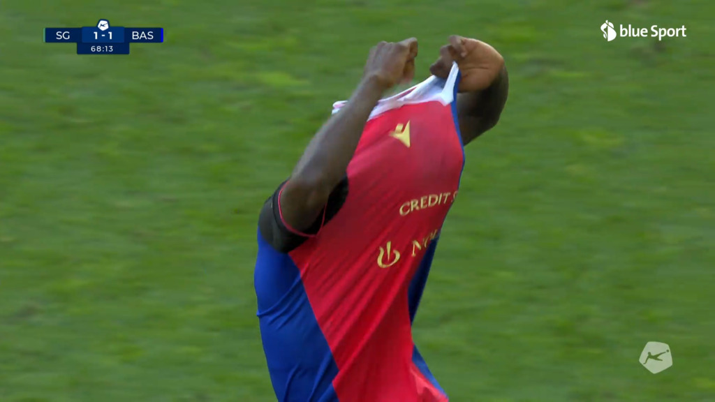 69. Minute: Barry fliegt mit Gelb-Rot vom Platz