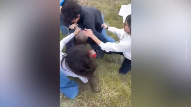 Hier geht ein 45-Jähriger auf Schüler los, die sich gegen ICE wenden – die schlagen zurück