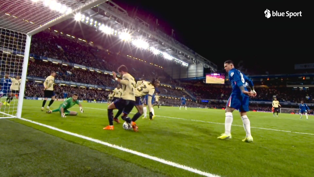 Koundé trafigge il proprio portiere