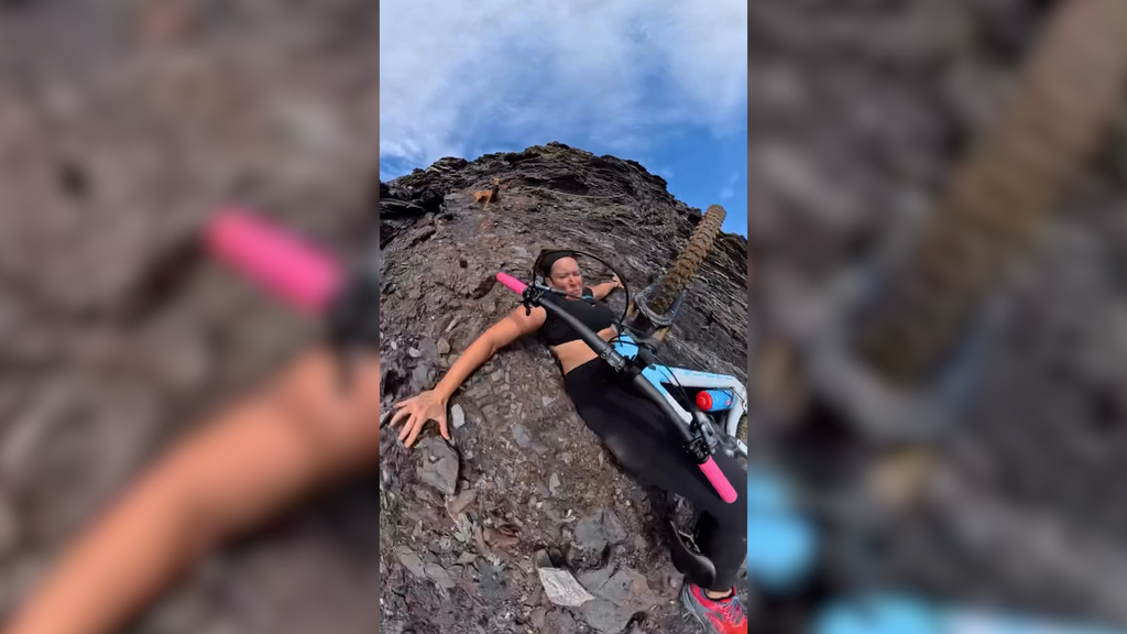 Dramatische Szene im Video: Velosportlerin stürzt mit Mountainbike fast von der Klippe