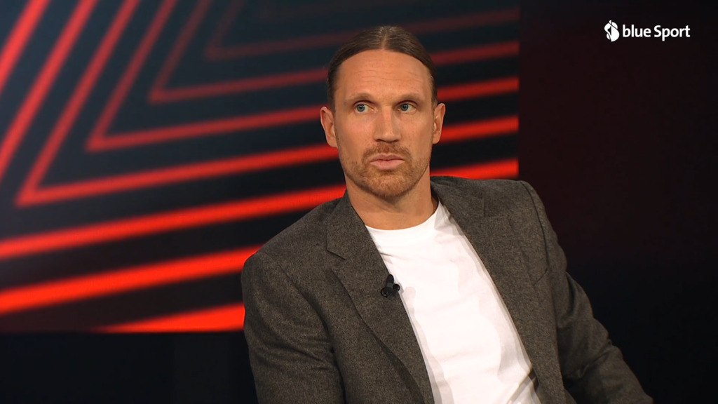 Lang: «Der Ellenbogen geht Richtung Brustkorb»