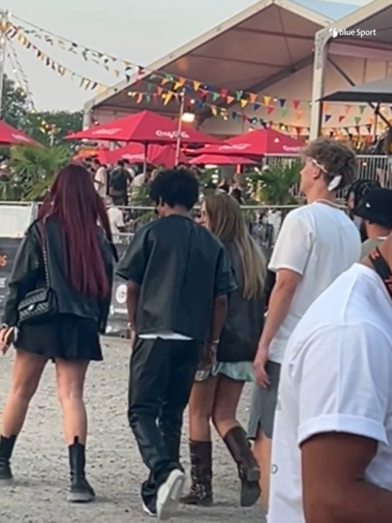 Verliebt am OAF: Loredana und Adeyemi schlendern übers Gelände