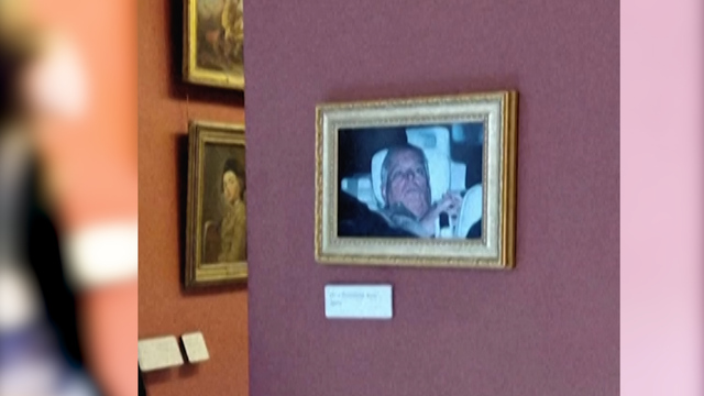 Guerilla-Aktion in Paris: Aktivisten hängen Ex-Prinz Andrew im Louvre auf