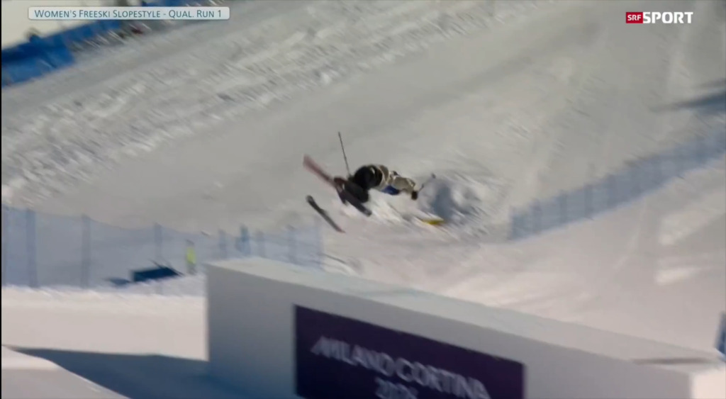 Schreckmoment: Höfflin verliert bei Sprung ihren Ski