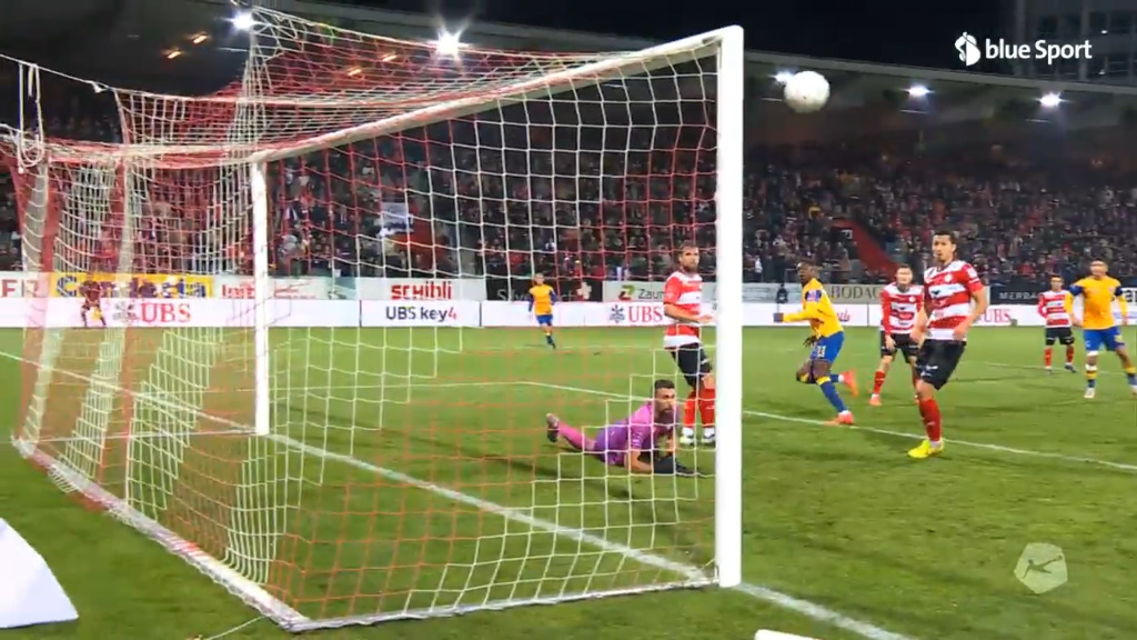 Ndenge scheitert an Kapino und dem Pfosten