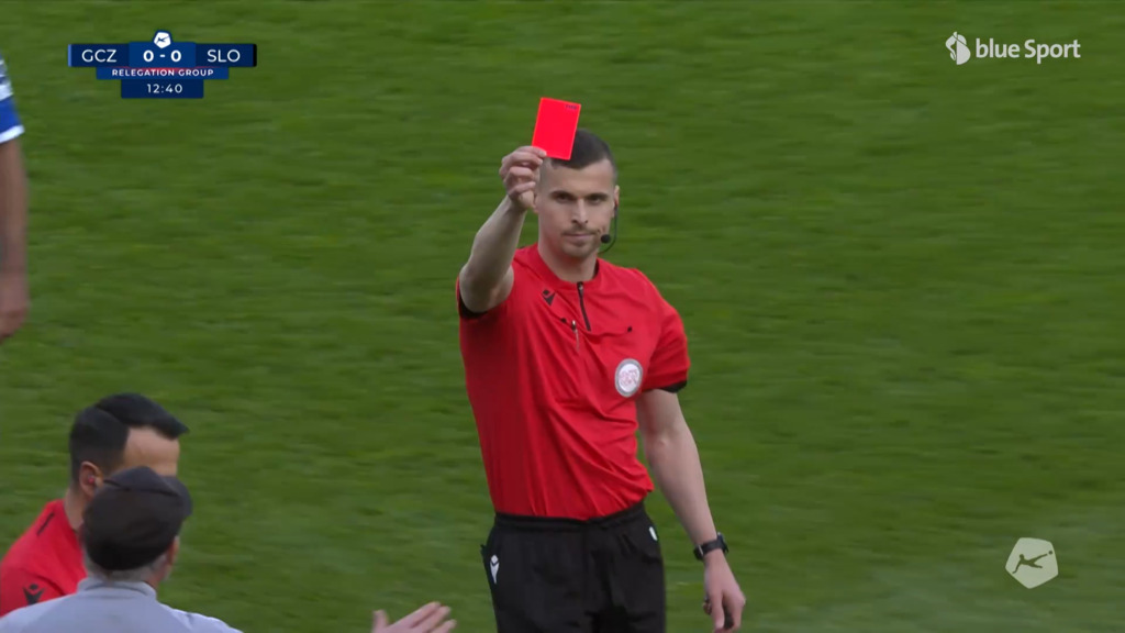 13. Minute: Ersatzspieler Bradley Fink erhält Rote Karte