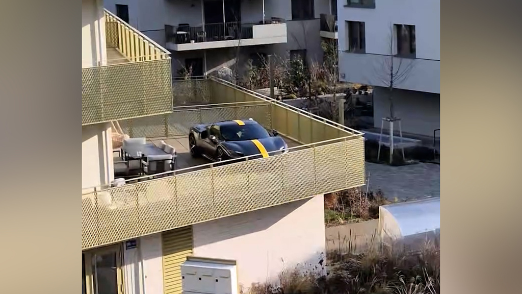 Parkplatzproblem mal anders: Was macht ein Ferrari auf dem Balkon?