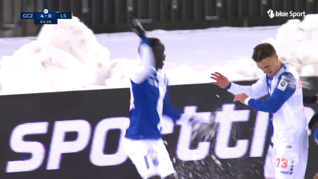 Awer Mabil feiert sein Tor mit einer Schneeballschlacht