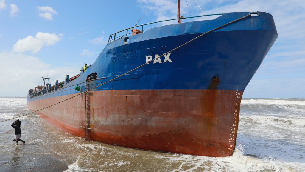 Unwetter legt Küstenregion lahm – Cargo-Schiff strandet an Panamas Karibikküste