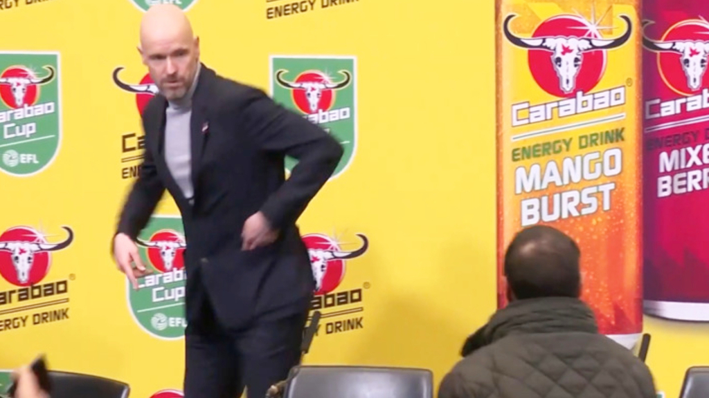 United-Trainer Erik ten Hag vergisst beinahe den Pokal