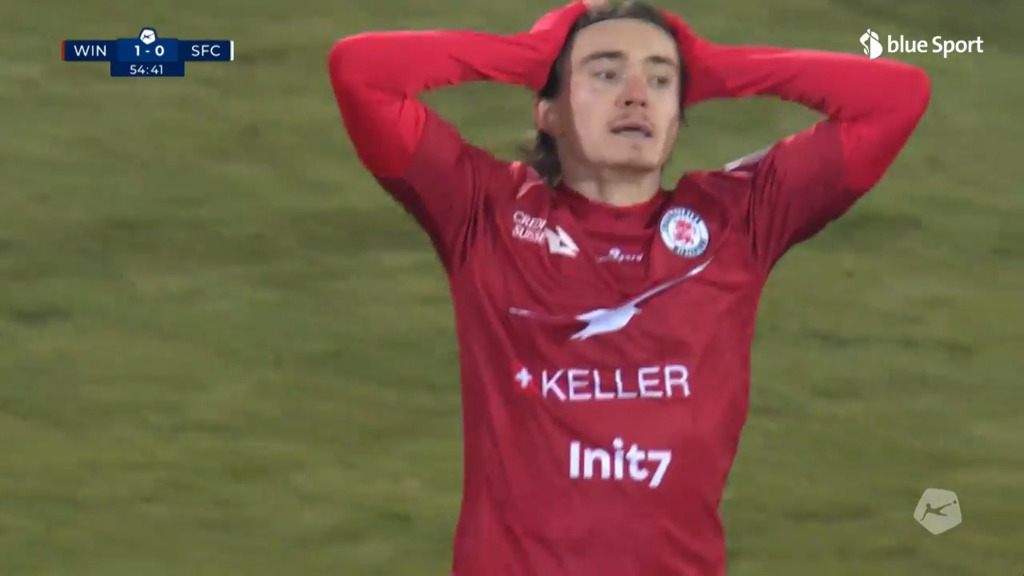 55. Minute: Di Giusto pfeffert das Leder an den Pfosten﻿