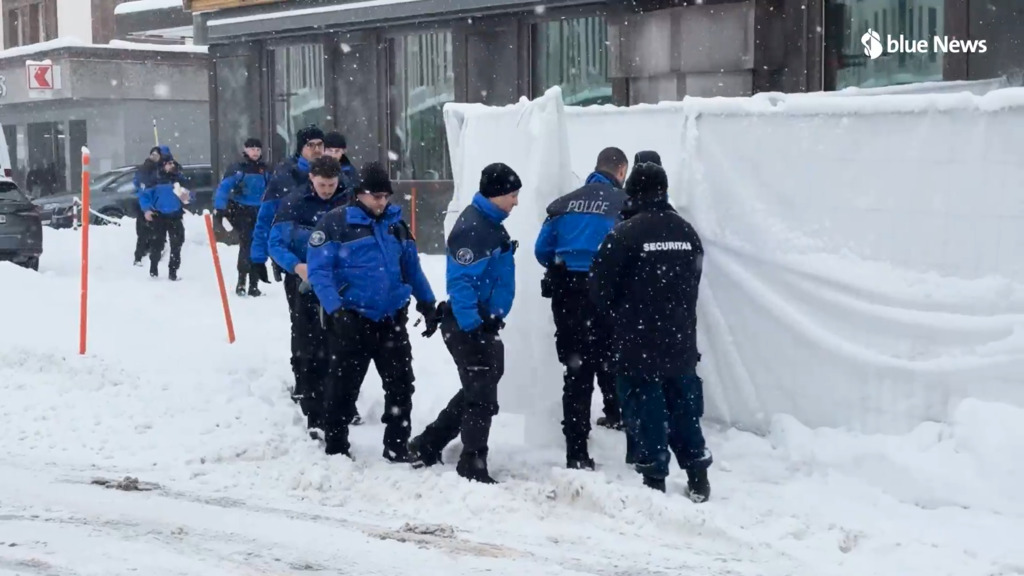 Zahlreiche Polizisten betreten «Le Constellation»