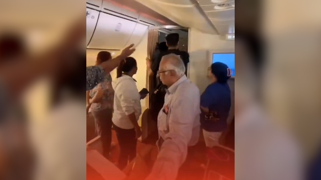 Volo ritardato di ore, i passeggeri perdono la calma