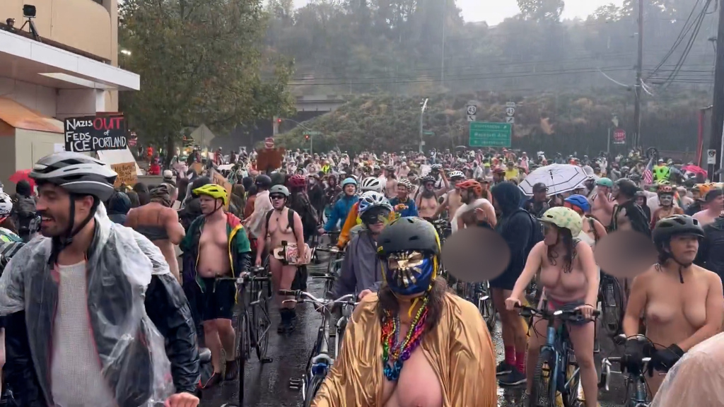 Blank, laut und friedlich: Nacktprotest in Portland gegen Nationalgarde und ICE
