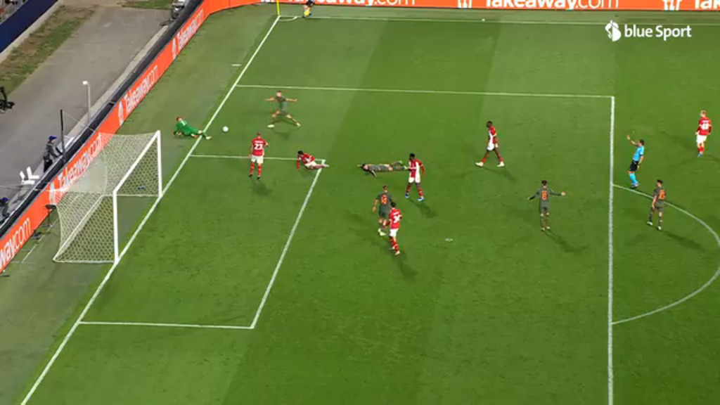 Minute 76: Penalty kick for the Antwerp goalkeeper