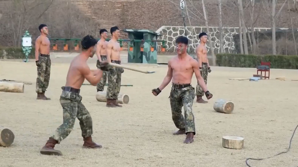 Propaganda-Video aus Nordkorea: Bizarre Show der Elite-Soldaten für Diktator Kim Jong Un
