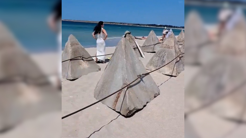 Halbinsel Krim: Wo sonst Liegestühle sind, stehen an diesem Strand Betonbarrieren