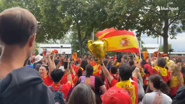 Les supporters espagnols arrivent au Parc St-Jacques