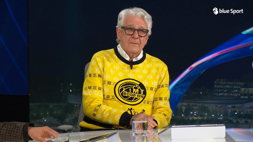 Marcel Reif löst Wettschulden ein und läuft im Bodö/Glimt-Pullover ein.