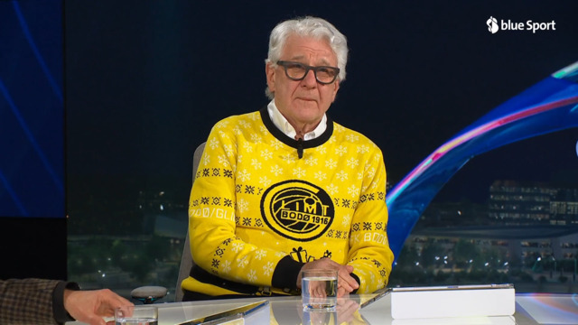 Marcel Reif löst Wettschulden ein und läuft im Bodö/Glimt-Pullover ein.