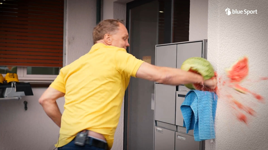 Ex-Boxer Stefan Angehrn testet seinen Punch gegen eine Melone