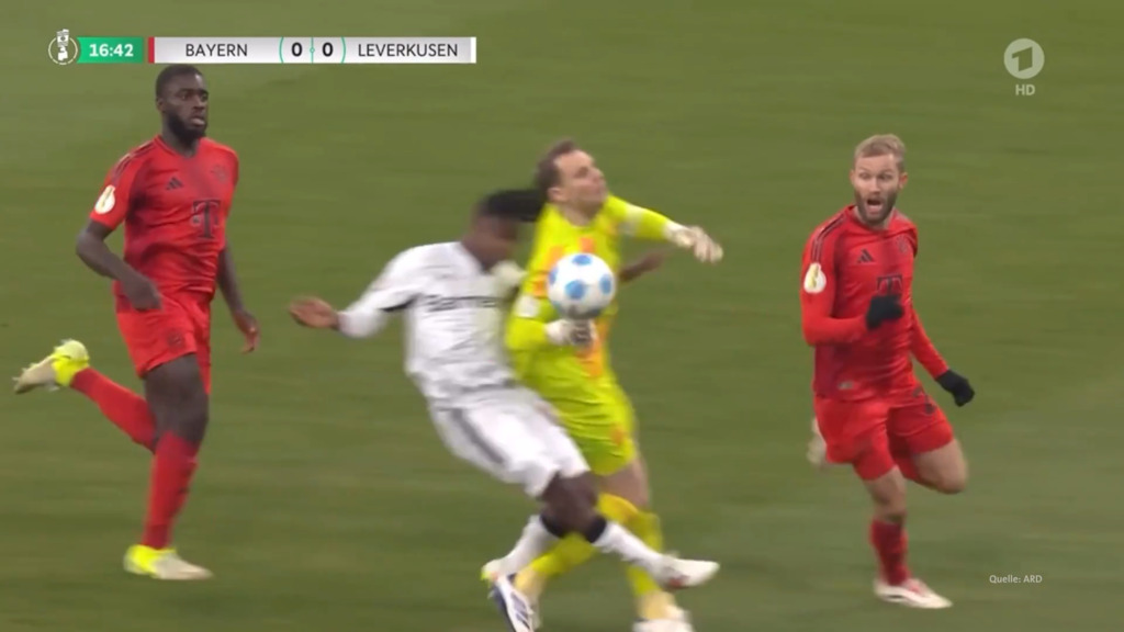 Neuer räumt Frimpong ab – und fliegt vom Platz