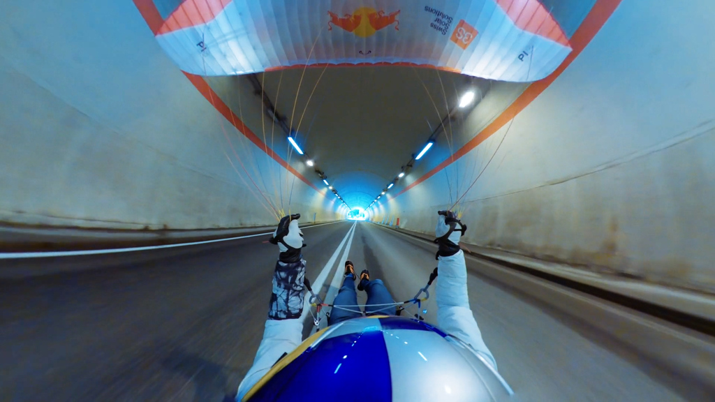 Gleitschirm-Weltrekord // So gleitet ein Berner durch einen 152 Meter langen Tunnel