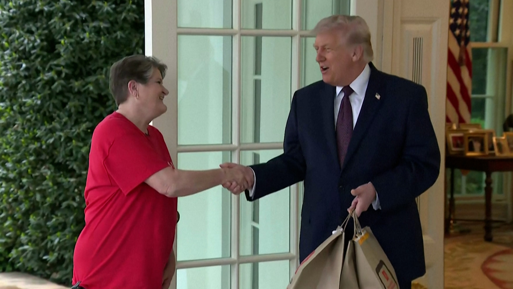 Peinlicher Moment: Trump gibt 100 Dollar Trinkgeld, doch sie lässt ihn hängen