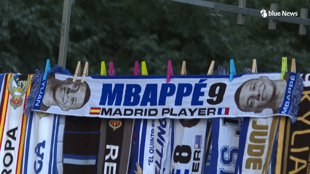 Les supporters réagissent après le premier match de Mbappé à domicile