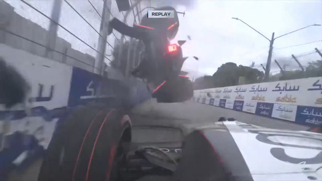 Spektakel-Crash: Formel-E-Bolide überschlägt sich