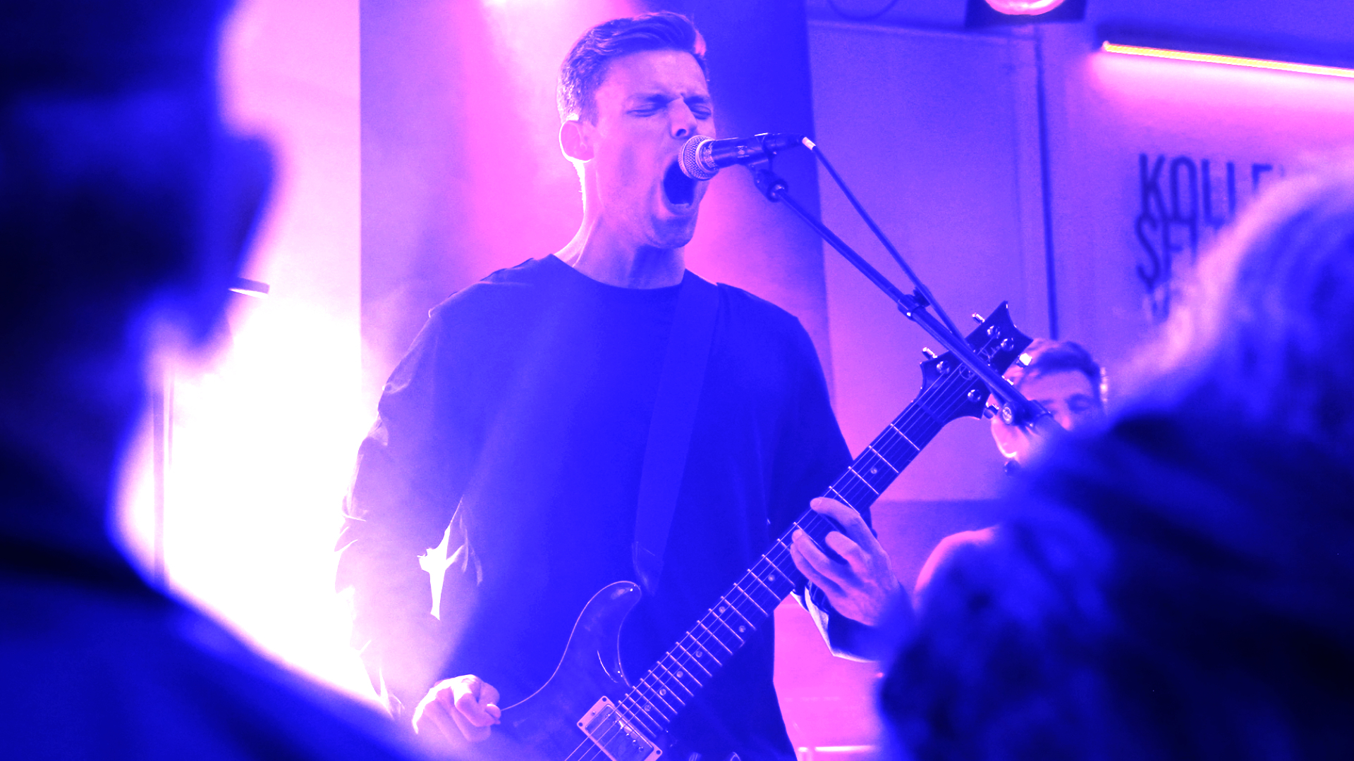 So lässt es Top-Schiri Urs Schnyder auf der Bühne krachen