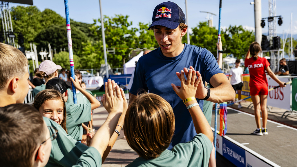 Armand Duplantis avec les jeunes avant Athletissima