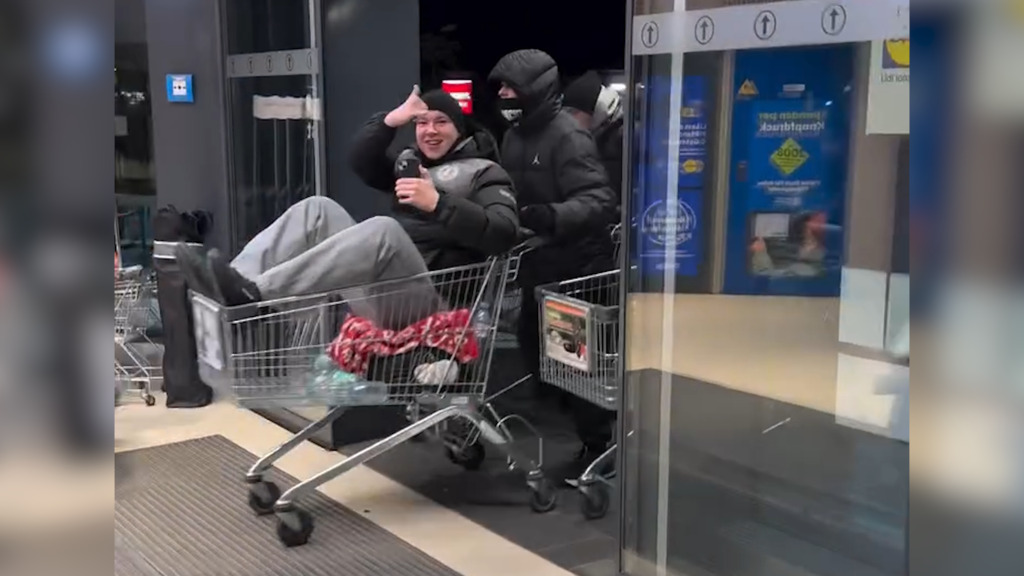 «Pipapo, 1500 Euro – richtig geschätzt!» – Warum junge Deutsche nachts frierend vor Discountern stehen, um Böller zu kaufen
