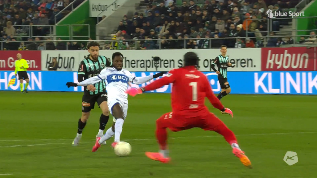 10. Minute: Bedia trifft nach Tomas Mega-Bock