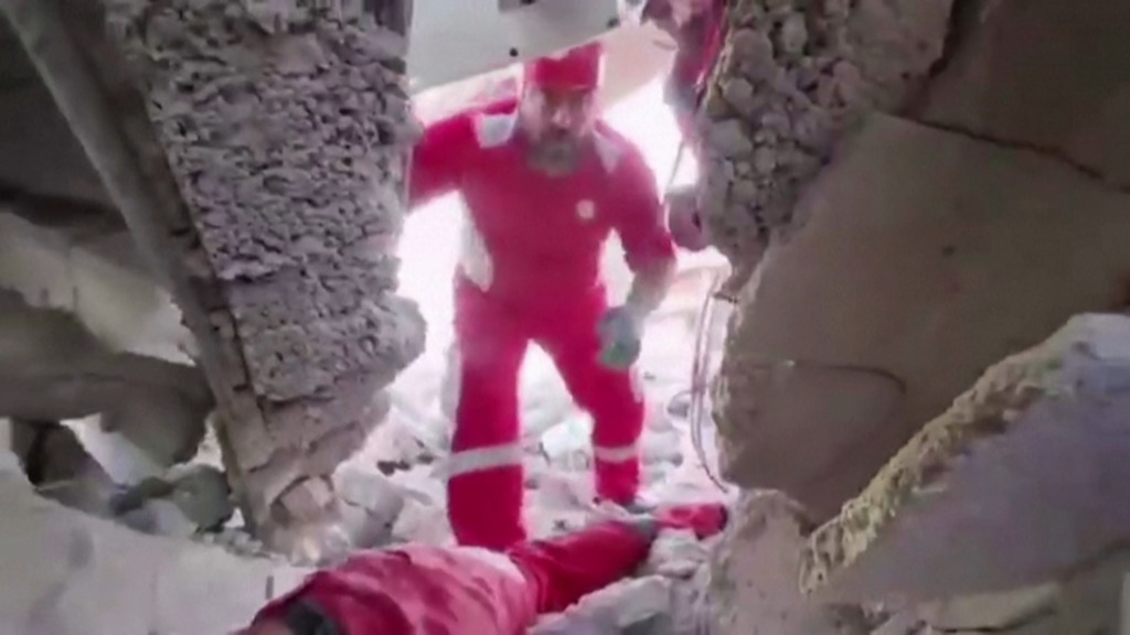 Rettungskräfte bergen Mann lebend aus Trümmern im Zentrum des Iran