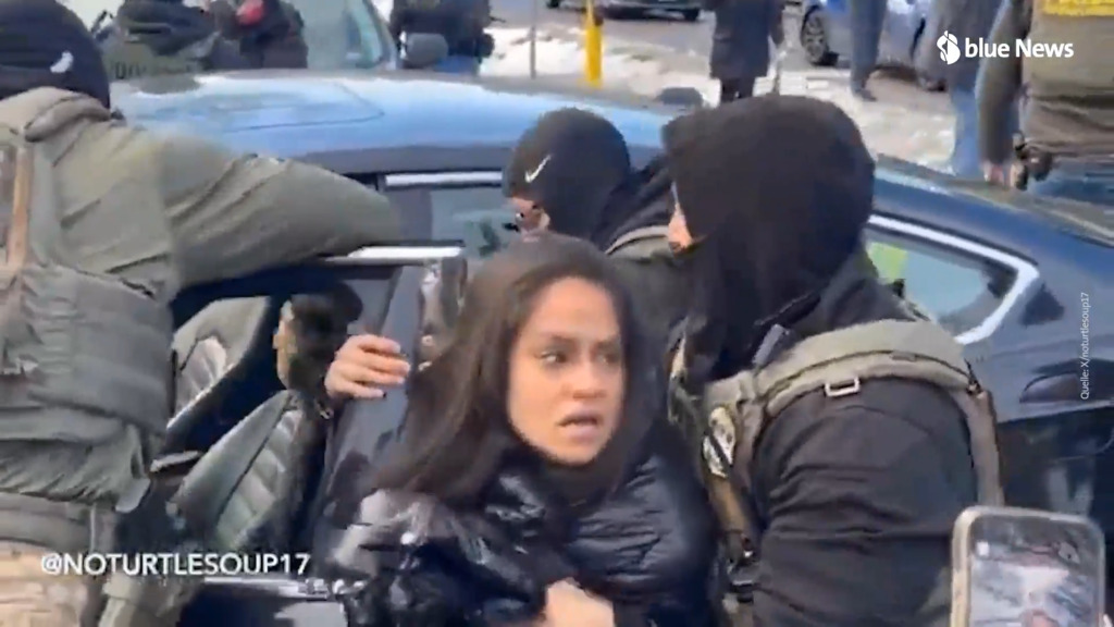 Des agents de l'ICE sortent une femme de sa voiture