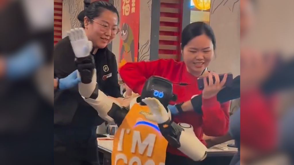 Tanzroboter sorgt für Chaos – Show eskaliert im Restaurant – wer stoppt die Maschine?