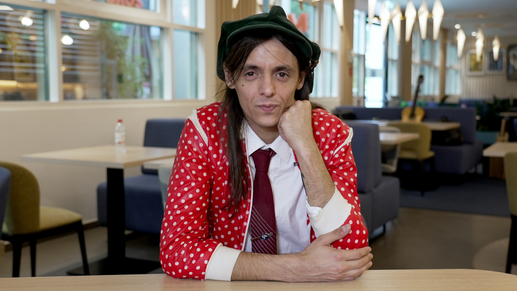 Lucio Corsi: «Cantare con Ivan Graziani o Lucio Dalla grazie all'AI? Mi sarebbe piaciuto conoscerli»