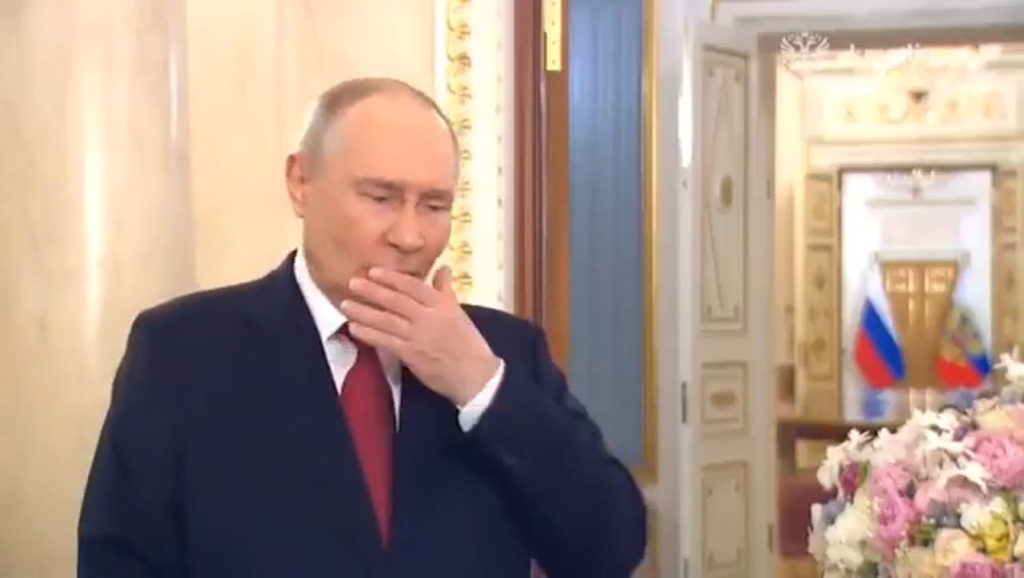 In un video Putin tossisce e si schiarire la voce più volte, che succede?