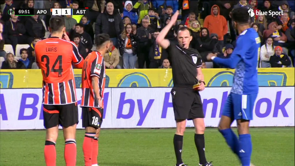 APOELs Satsias sieht zweimal innert 5 Sekunden Gelb