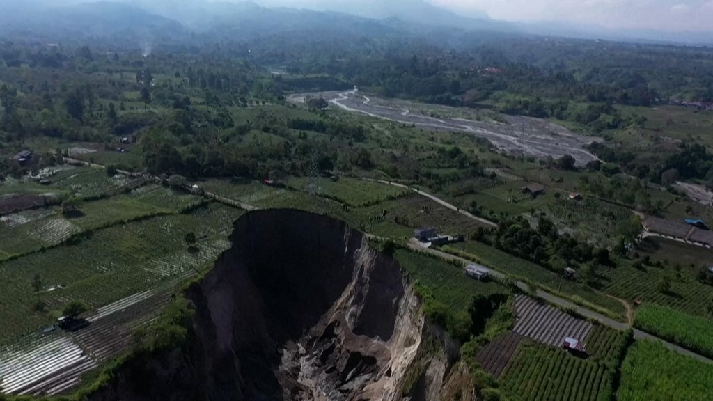 Naturkatastrophe in Indonesien: Gigantisches Erdloch frisst Plantagen – und wächst immer weiter