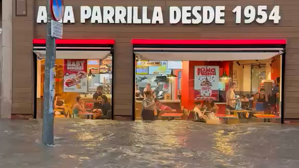 Nach heftigen Regenfällen: Wassermassen überrollen Stadt in Andalusien