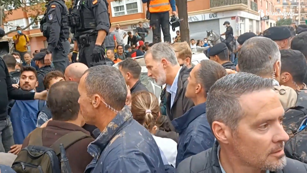 Inondations en Espagne: images de la visite tendue du couple royal dans une ville sinistrée